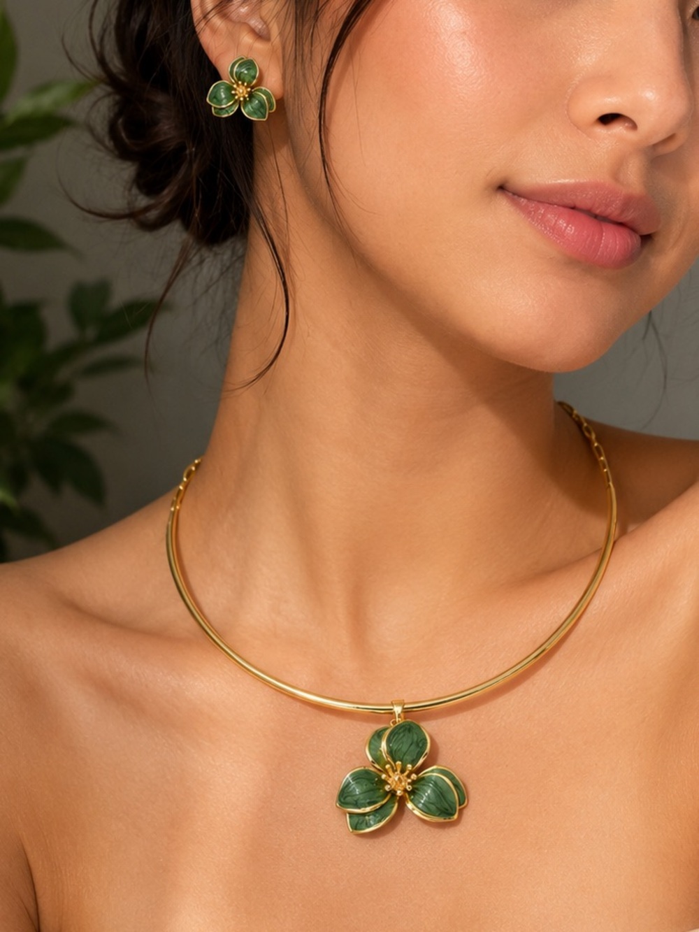 Elegant Green necklace and earrings